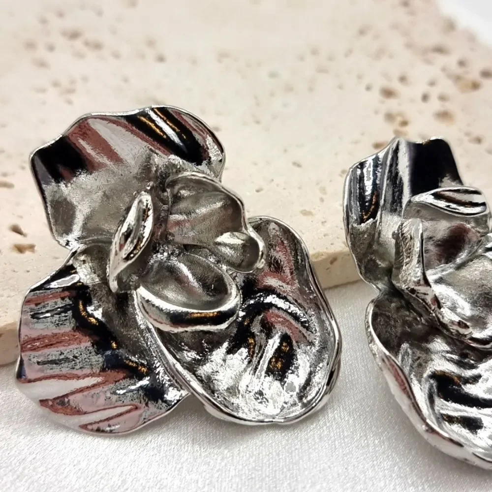 ZARA Carved flower earrings In Silver | NWOT